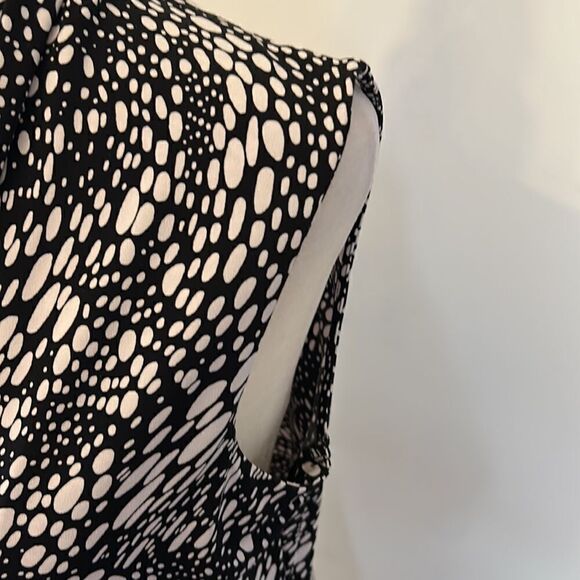 Grace Elements black white ovals sleeveless blouse V neckline Size M - Picture 3 of 7